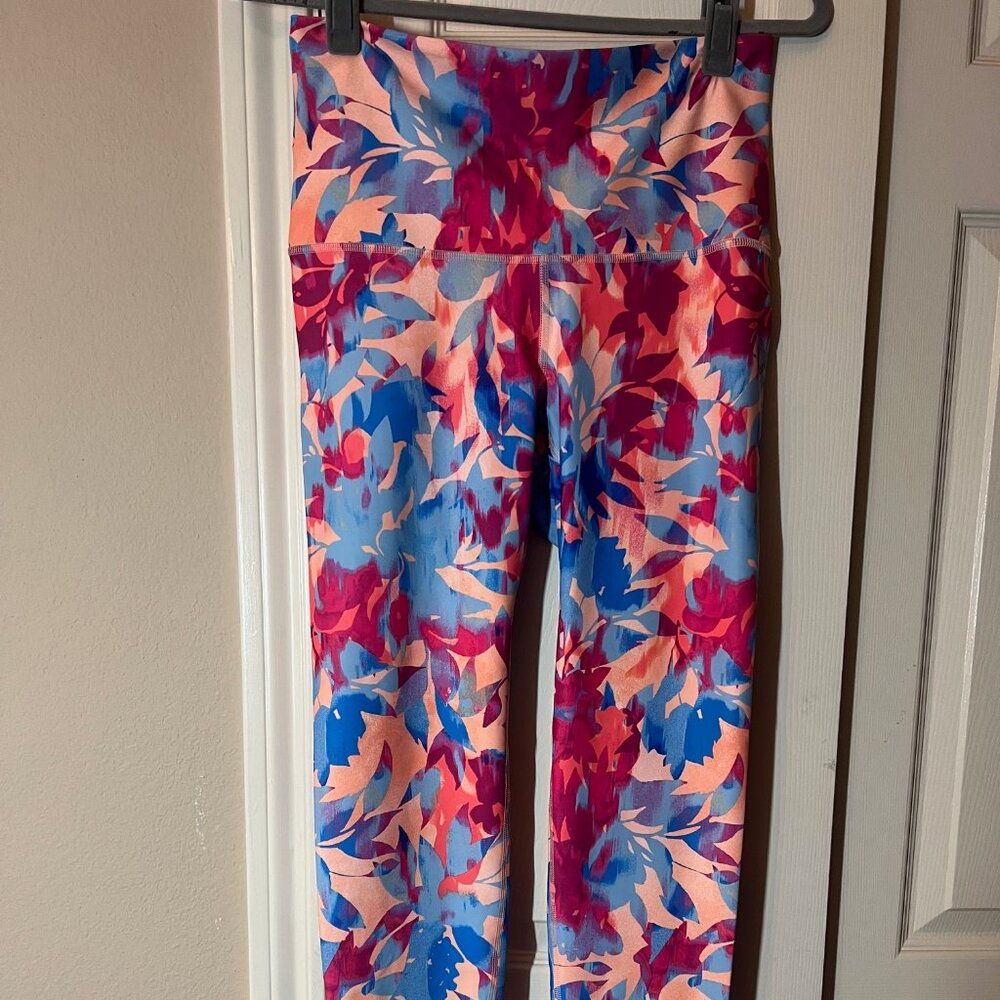NEW Women's Old Navy Floral Powersoft Extra High-Rise Go-Dry Leggings - Medium